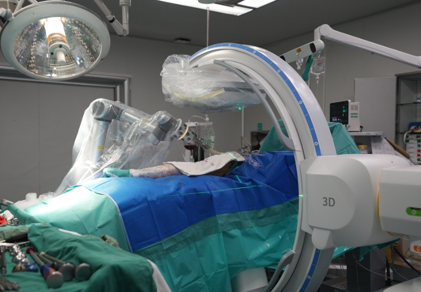 手術(shù)中的三維C臂與骨科手術(shù)機器人